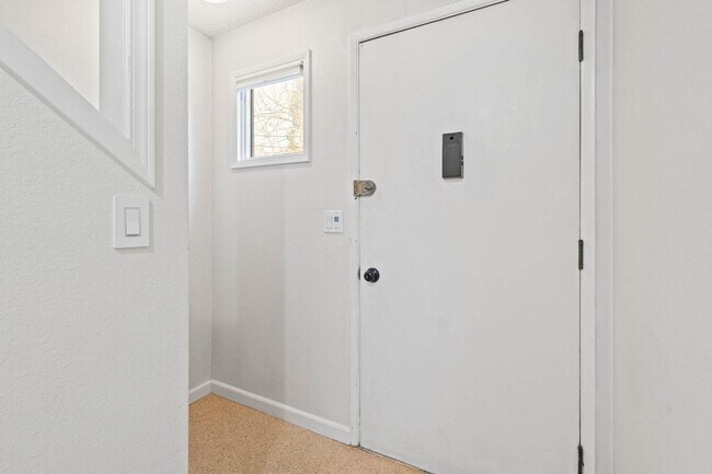 Building Photo - Well-maintained 2-bdrm/1-bath unit in tri-plex—On-site laundry, off-street parking, storage