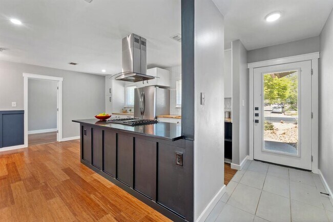 Building Photo - 1113 S Meadows Dr