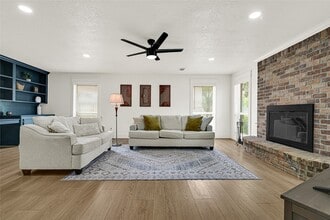Building Photo - 723 Loire Ln
