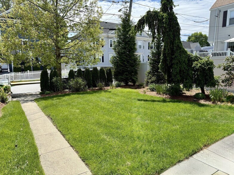 Building Photo - 242 Brown St