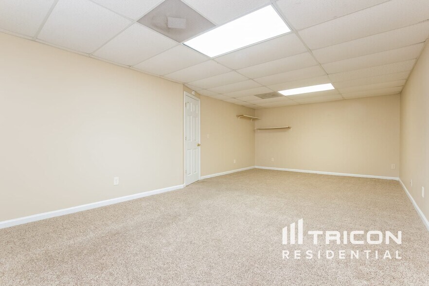 Building Photo - 142 Farmington Dr