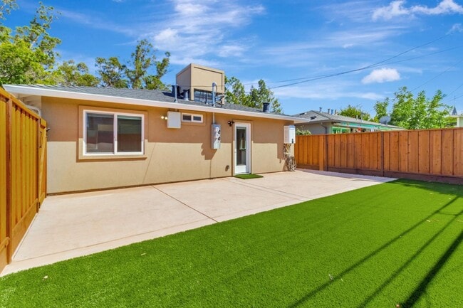 Building Photo - 1958 Woodside Rd