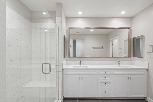 Building Photo - Built in 2017! Rarely available 3Bed/3Bath...