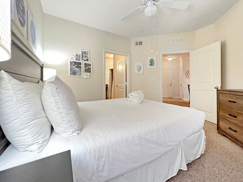 Building Photo - 2021 N Lemans Blvd