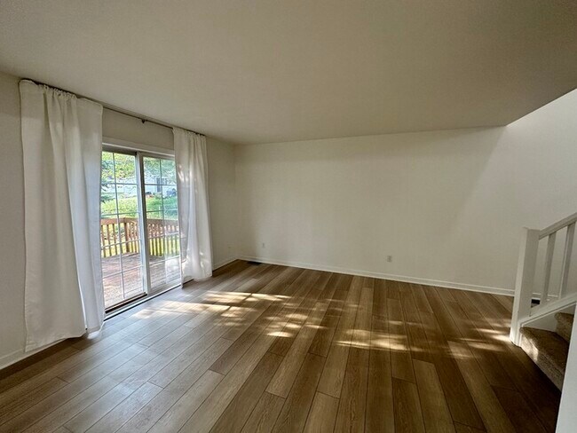 Building Photo - Grandville Condo 3 Bedroom and 2.5 Bathrooms