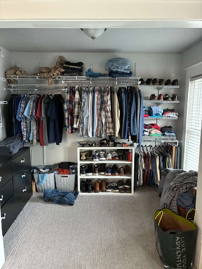 Building Photo - Beautiful 4+ Bedroom,1.5 Bathroom Home - Available June 1st