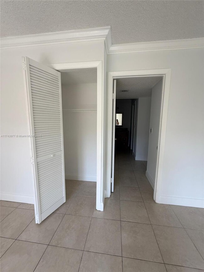 Building Photo - 303 Lakeview Dr