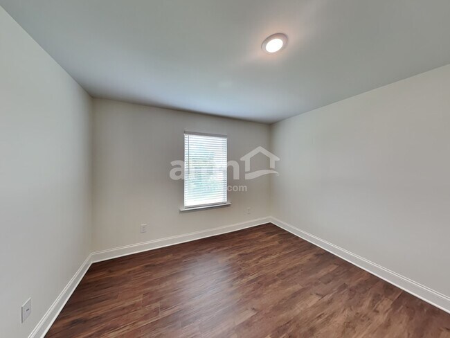 Building Photo - 3841 Chivalry Dr