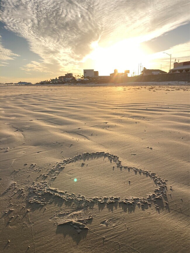 Building Photo - 2010 The Strand