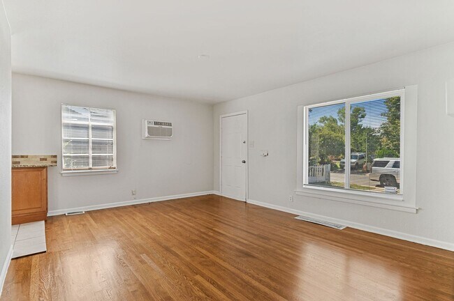 Building Photo - Newly Renovated 2 bed/1 bath home!!