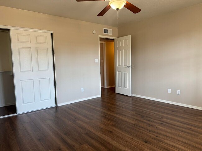 Building Photo - Spacious 3 bedroom, 2 bathroom home with 1,635 square feet in a convenient Central Phoenix locati...