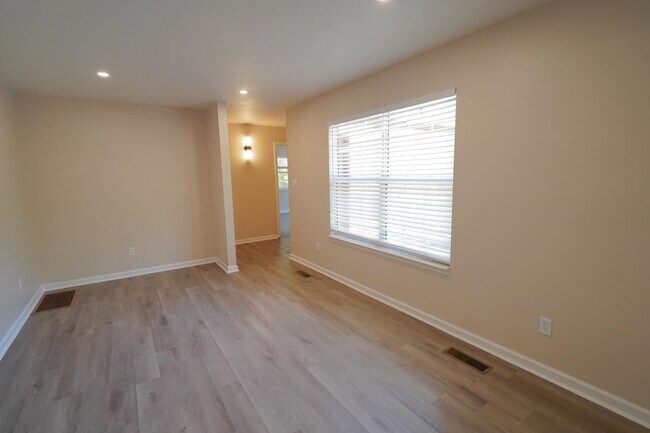 Building Photo - 1545 Pine View Dr