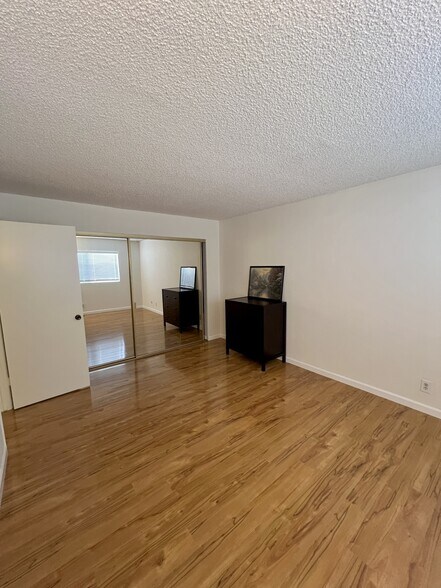 bedroom - 1339 N Columbus Ave