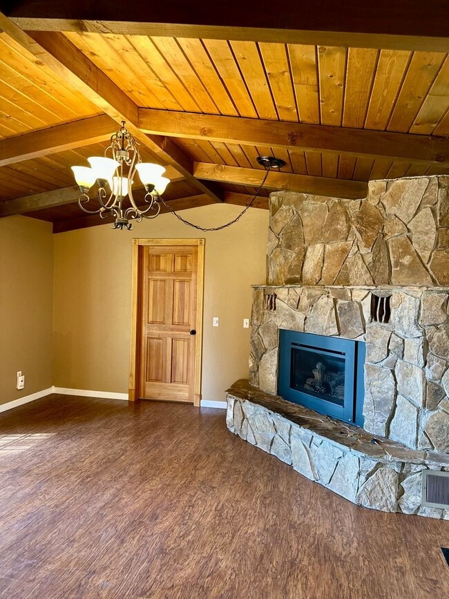 Building Photo - 3 Bed | 2 Bath | 1.17 Acres | Single-Level Home | Mountain Views
