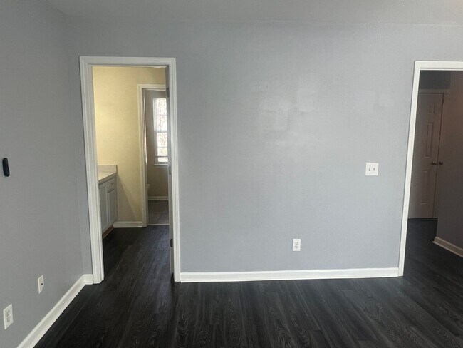 Building Photo - ** 1 Month Free Rent** Beautiful 3 Bedroom/ 2.5 Bath Unfurnished Townhouse in Wellstone!