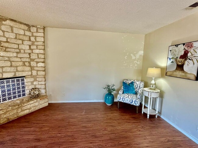 Building Photo - 402 Hedgewood Dr