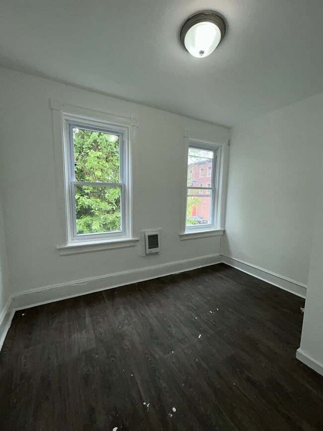 Building Photo - 19 E Ingham Ave