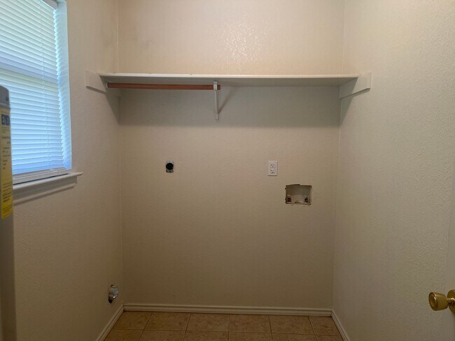 Building Photo - 3300 Hereford Ln