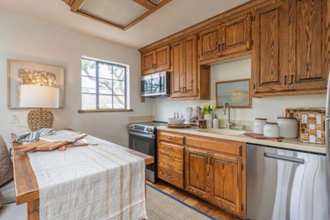 Building Photo - 1 Bed Condo in the Heart of Carmel-by-The-...