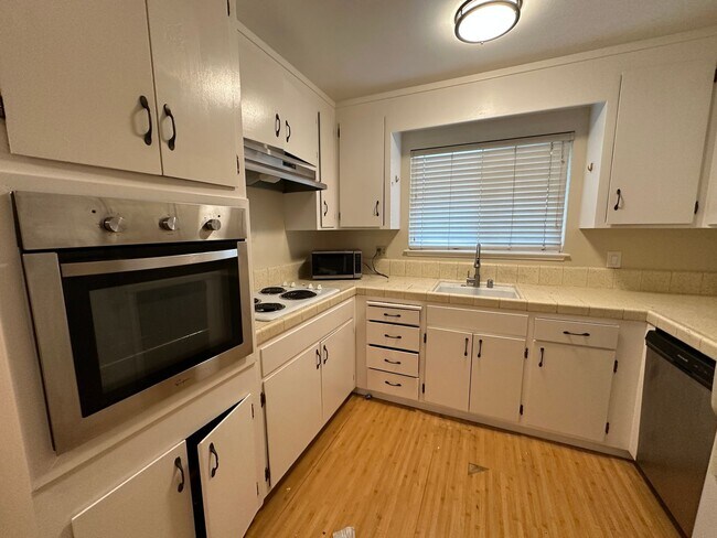 Building Photo - 852 W Hacienda Ave