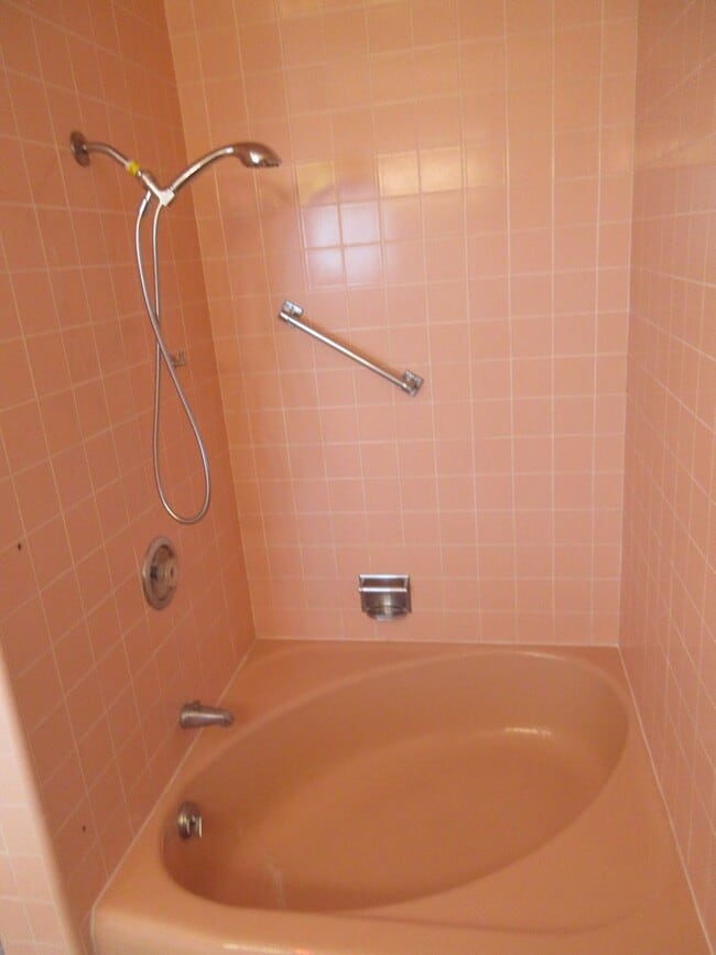 Building Photo - **Move-In Discount** Spacious single level home with a retro feel - you must see!