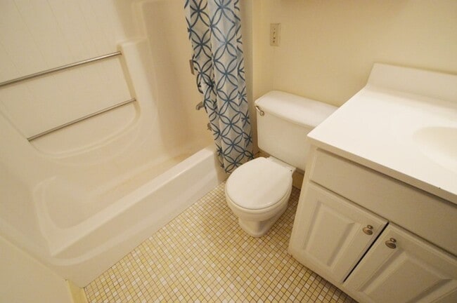 Building Photo - Holden: 2 Bed 1 Bath, Heat & Hot Water Inc...