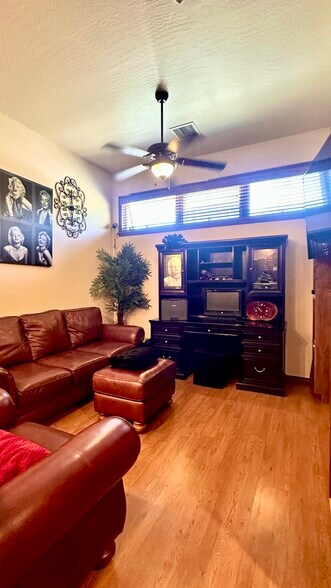 Building Photo - 2450 S White Mountain Rd