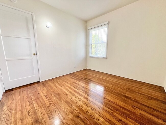 Building Photo - Charming 2-Bedroom Home with Hardwood Floors & Fireplace Near the Traffic Circle