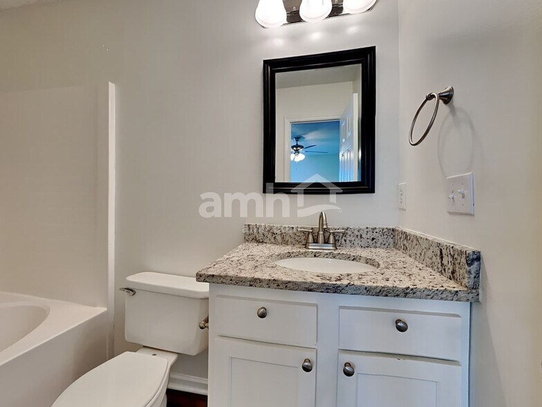 Building Photo - 114 Blue Jasmine Ln
