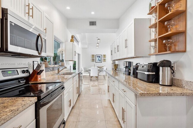 Building Photo - 2541 NE 195th St