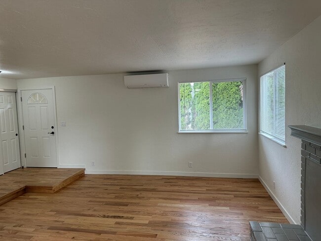 Building Photo - Beautifully updated 3 bedroom, 1 bath hous...