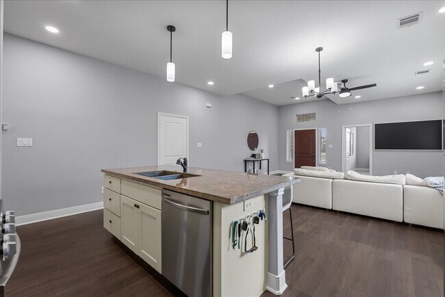 Building Photo - 20061 Torrey Pines Ln