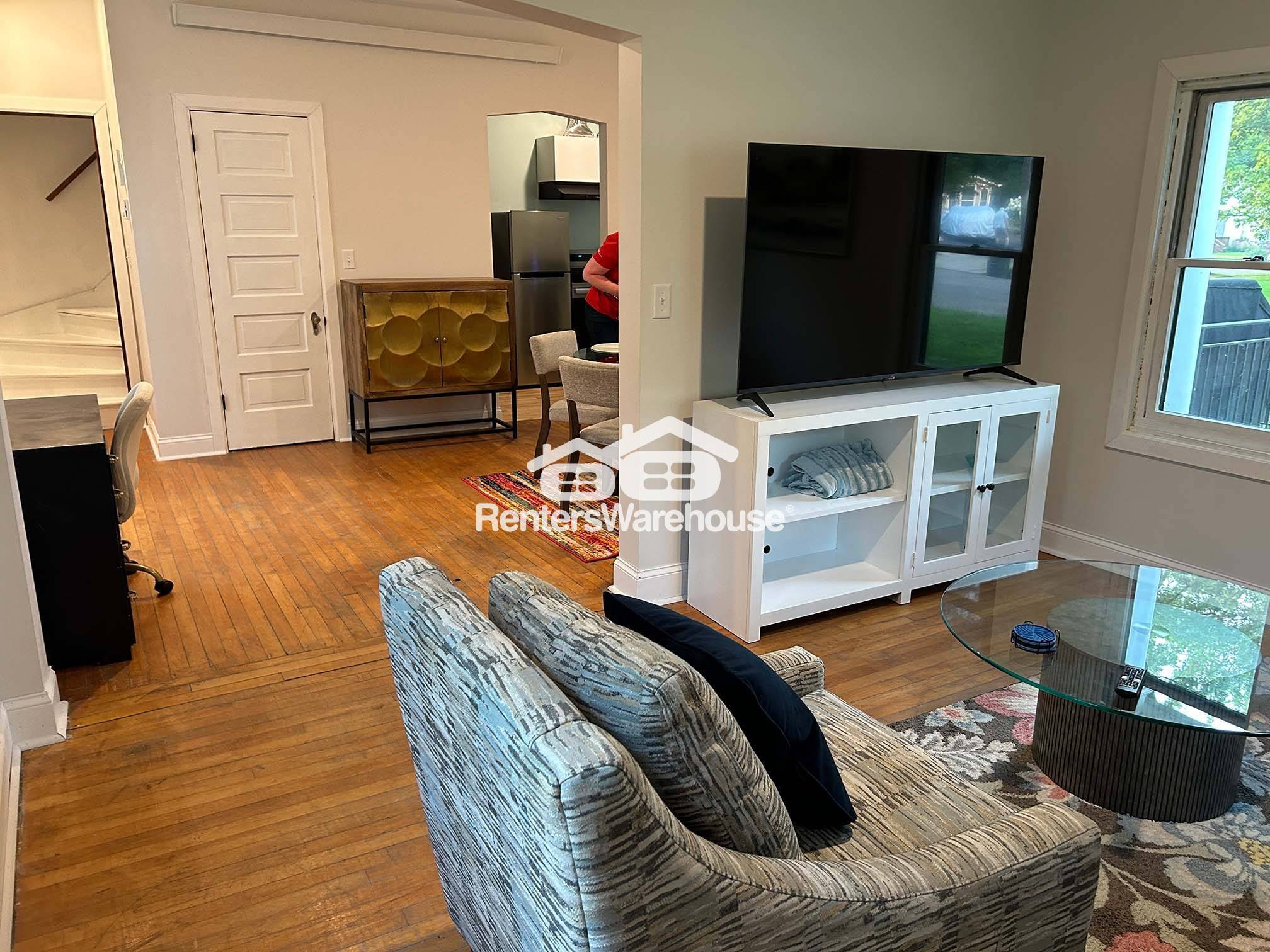 Building Photo - 304 Oak St