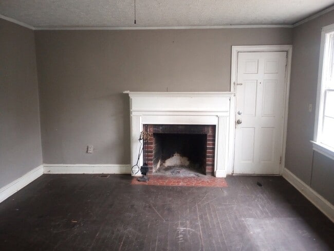 Building Photo - 3 Bedroom 1 Bathroom