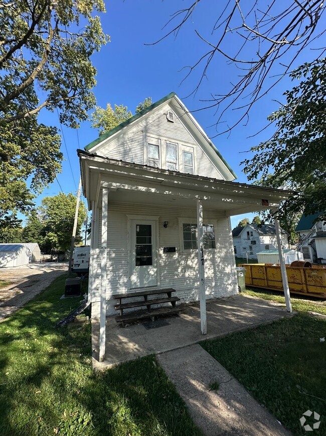 Building Photo - Updated 2 Bedroom House $600