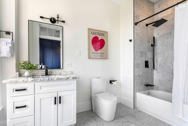 Building Photo - 715 St Charles Ave