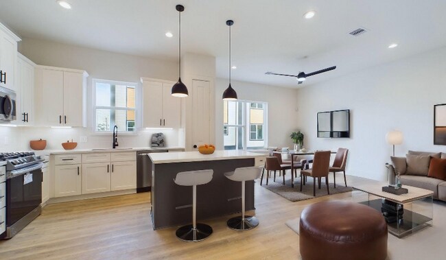 Building Photo - 5212 Pine Tree Dr