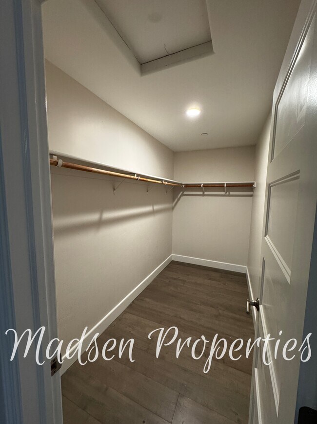 Building Photo - 2127 Hewitt Ave