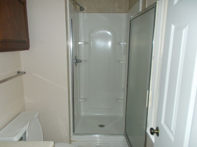 Building Photo - Welcome to this Stunning and Expansive 3 Bedroom, 2 1/2 Bath Home in the Desirable Oak Park Area ...