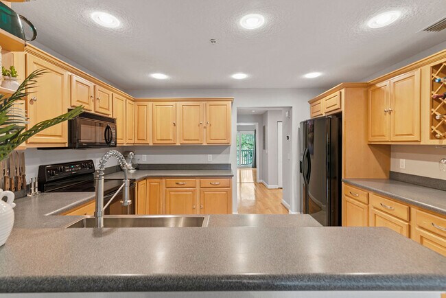 Building Photo - 833 N Fern Creek Ave