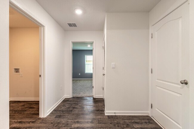 Building Photo - 109 Persimmon Dr