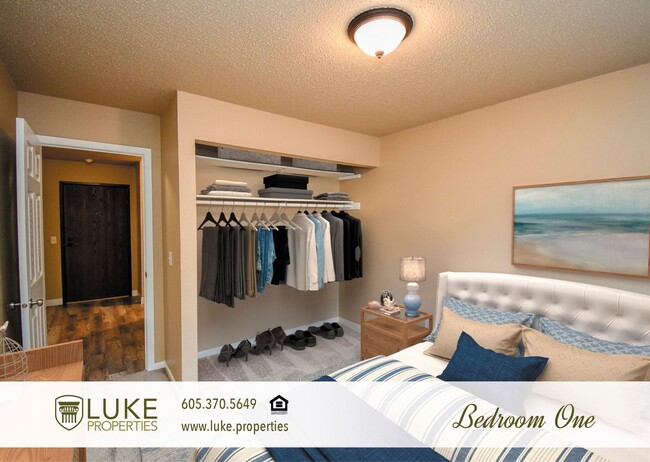 Building Photo - 405 S Sycamore Ave