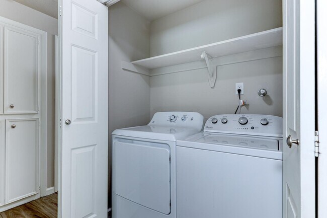 Building Photo - Beautifully Renovated 2 Bed, 1 Bath Townhouse – Available July 1st!