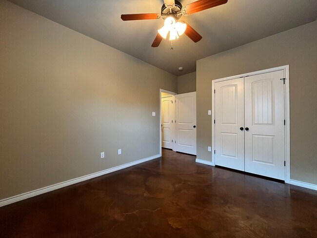 Building Photo - AVAILABLE NOW:  3 bedroom house