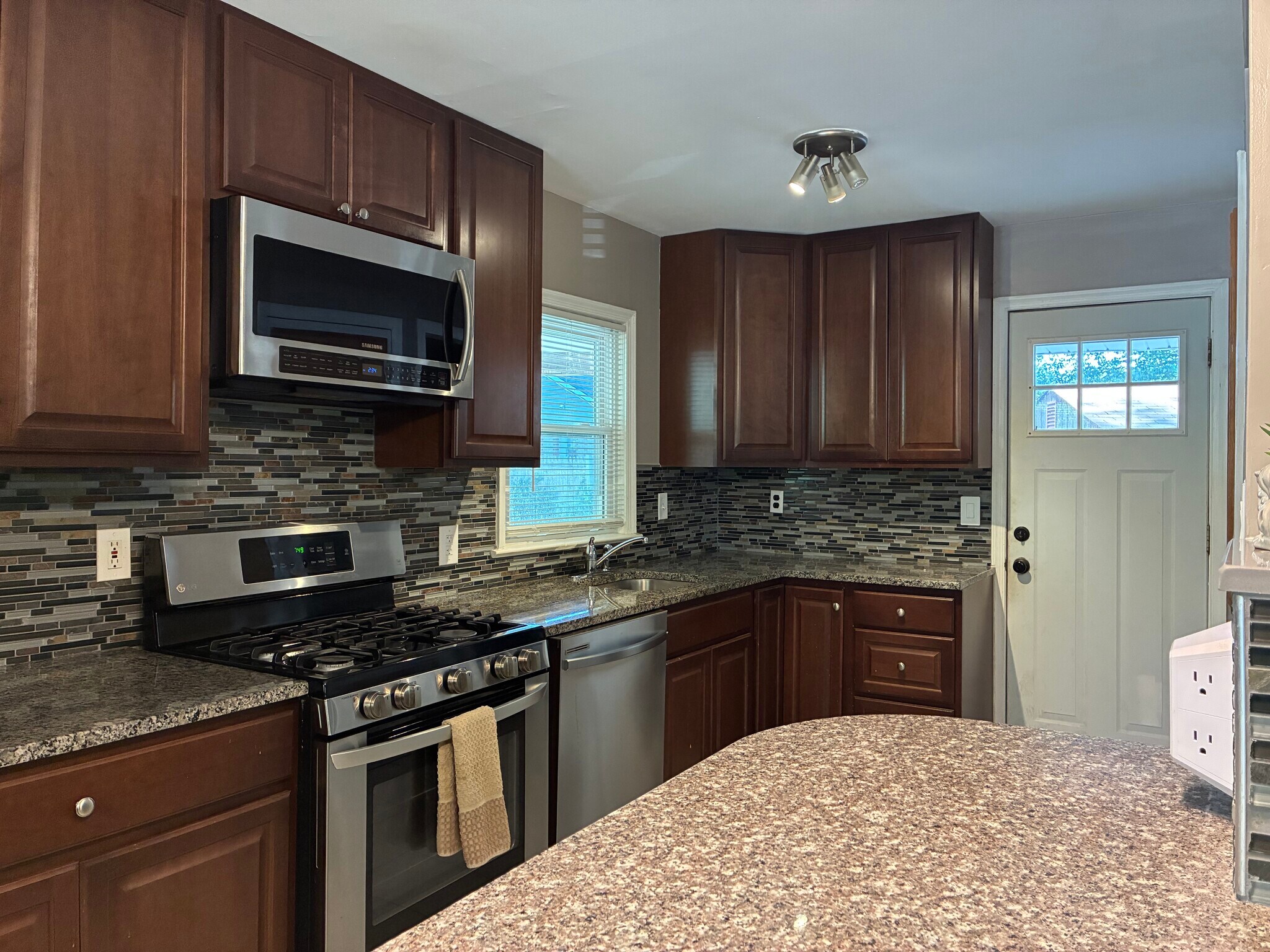 KITCHEN - 5112 Hollywood Rd
