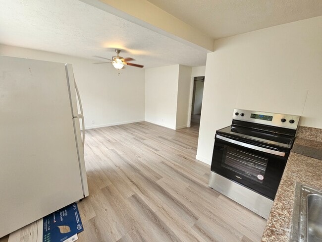 Building Photo - 2 bedroom, 1 bathroom with one driveway pa...