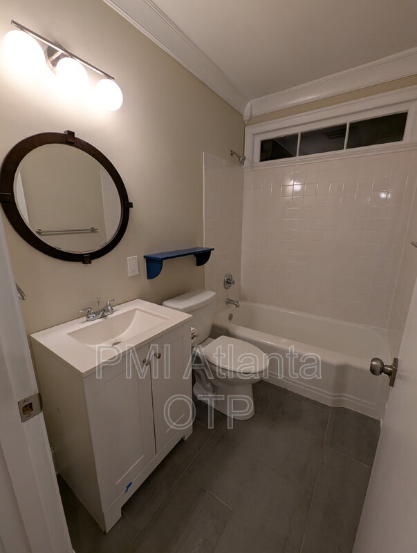 Building Photo - 1952 Wellbourne Dr NE