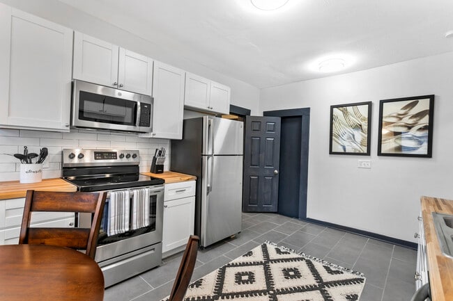 Building Photo - 1143 W 41st Terrace