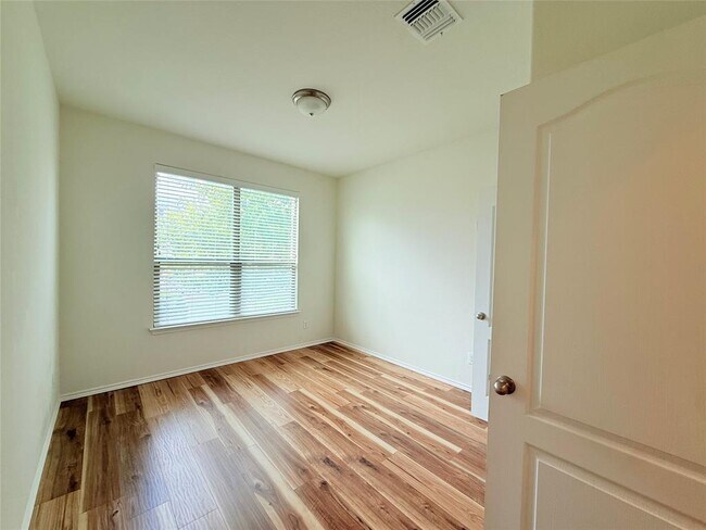 Building Photo - 1140 Yellow Iris Rd