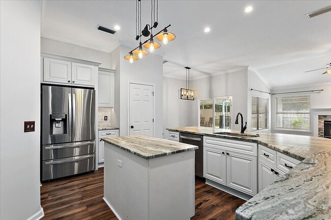 Building Photo - Beautiful Pool Home in highly desired Osprey Pointe!